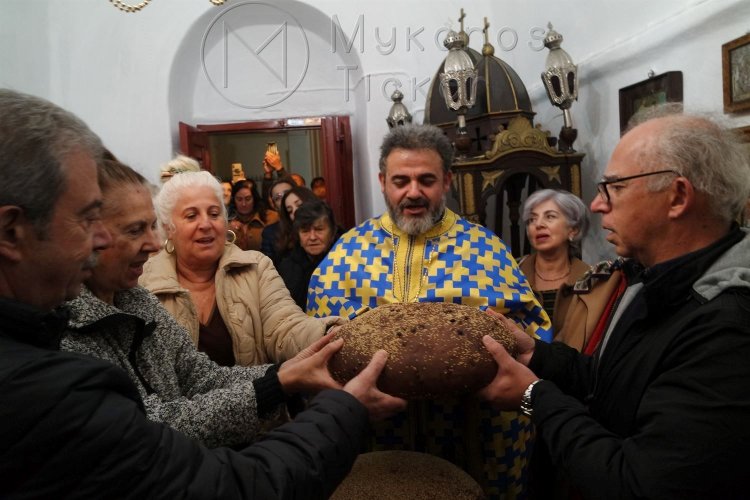 Μύκονος: Εόρτιος Πανηγυρικός Εσπερινός στον Αϊ Νικολάκη των "Τρανούδενων"