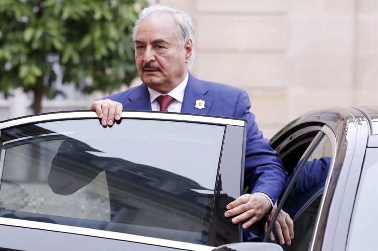 Αφίχθηκε στην Αθήνα ο Στρατάρχης Χάφταρ πριν την Σύνοδο του Βερολίνου για τη Λιβύη!