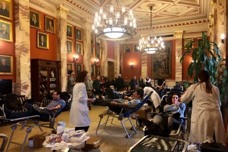 Αιμοδοσία της Βουλής: Μόνο 2 από τους 300 συμμετείχαν!! Πλάτη γύρισαν οι βουλευτές!!