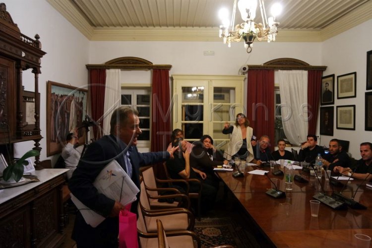 Μύκονος: Αποχώρησε η Δημοτική Παράταξη του Χρήστου Βερώνη από την συνεδρίαση του Δημοτικού Συμβουλίου [Εικόνες+Video]