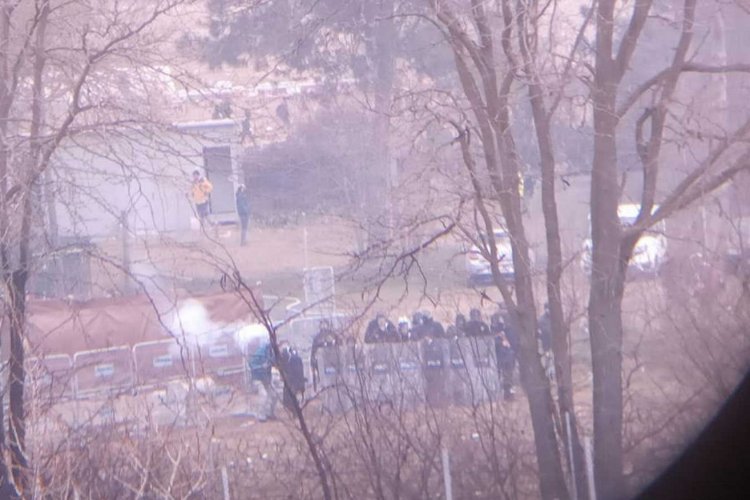 Έβρος: Ντοκουμέντα!! Η στιγμή που Τούρκοι αστυνομικοί ρίχνουν χημικά στους Έλληνες!! [Video]