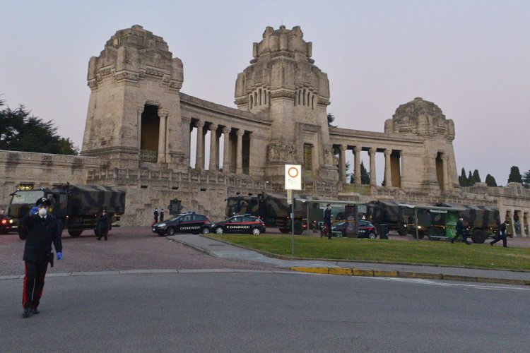 Coronavirus: Απελπιστική η κατάσταση στην Ιταλία!! Στρατιωτικά οχήματα μεταφέρουν τις σορούς θυμάτων!! [Video]