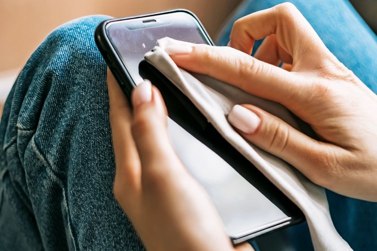 Coronavirus: Πώς θα καθαρίσουμε σωστά τις smart συσκευές μας!! [Χρήσιμα tips]