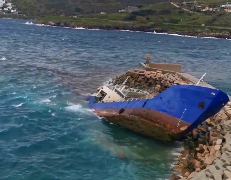 Aegean Islands : Μεταφορά σε κλειστή δομή στην ενδοχώρα 193 προσφύγων - μεταναστών από την Κέα