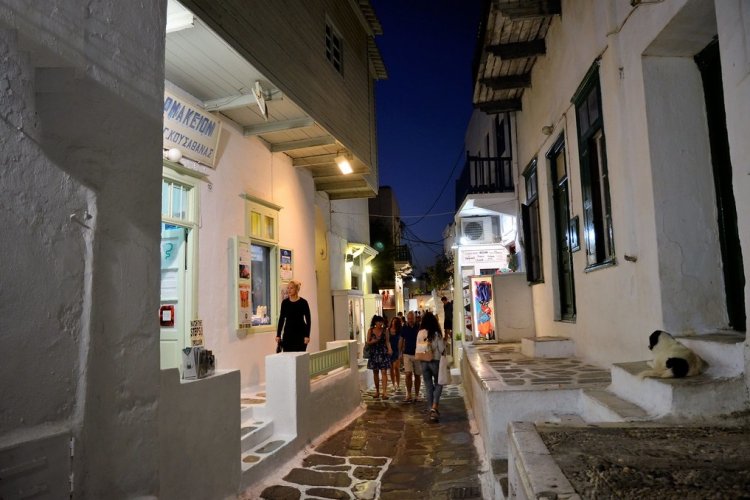 Coronavirus Pandemic: Στις 12 το βράδυ… καληνύχτα!! «Αυστηρή σύσταση» για περιορισμένη κυκλοφορία στον δρόμο!!