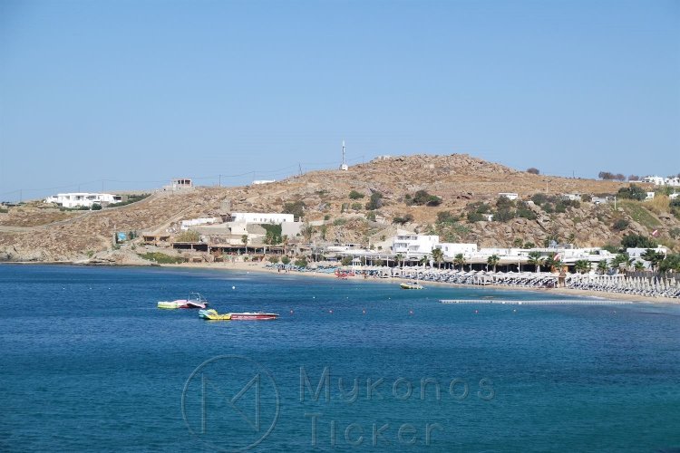 Coronavirus Travel - FΤ: Το «success story» της Ελλάδας - Προετοιμασία για social distancing στις παραλίες