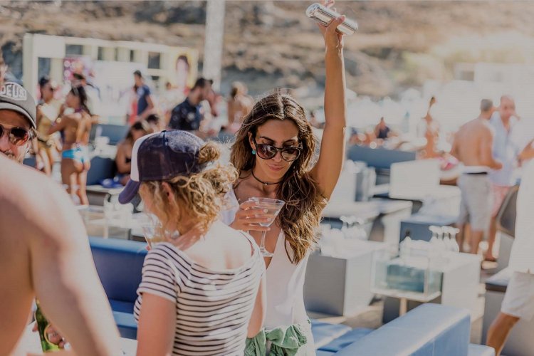 Coronavirus – Reopen Business: Τι θα γίνει με Νυχτερινά Κέντρα, Beach Bars, Γυμναστήρια