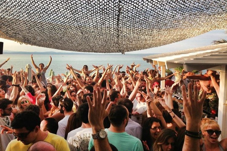 Reopen Tourism: «Κυνήγι» για τα παράνομα πάρτι στις βίλες!! Λουκέτο στα απείθαρχα μαγαζιά!! [Video]