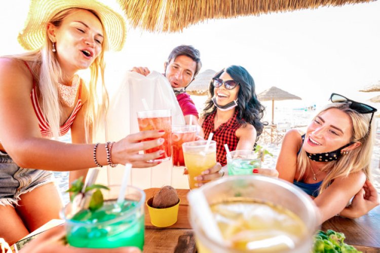 Coronavirus Disease: «Έκρηξη» κρουσμάτων στη διασκέδαση και στις ηλικίες 18-24, στο «κόκκινο» Αττική και τουριστικές περιοχές σύμφωνα με τον ΕΟΔΥ