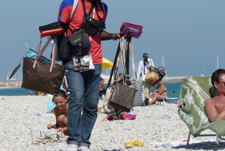 Mykonos: Σύλληψη αλλοδαπού για διάθεση προϊόντων παρεμπορίου