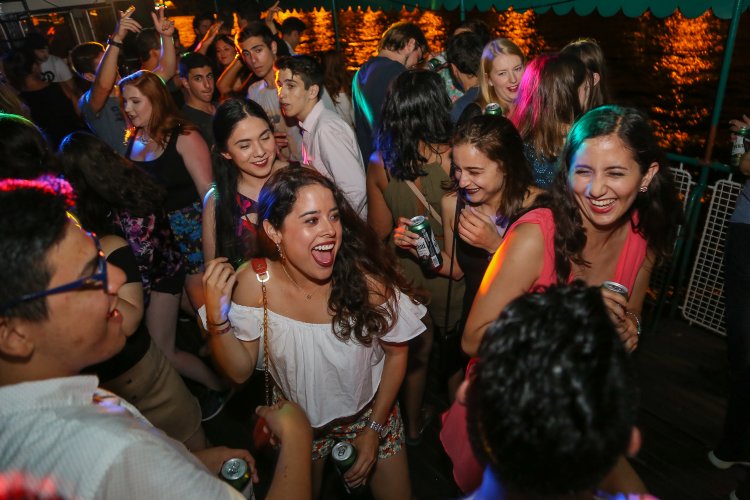 Mykonos Private Party: Ένα ακόμη παράνομο πάρτι σε βίλα της Μυκόνου!! Με 300 ευρώ “αντίο” τα μέτρα!!