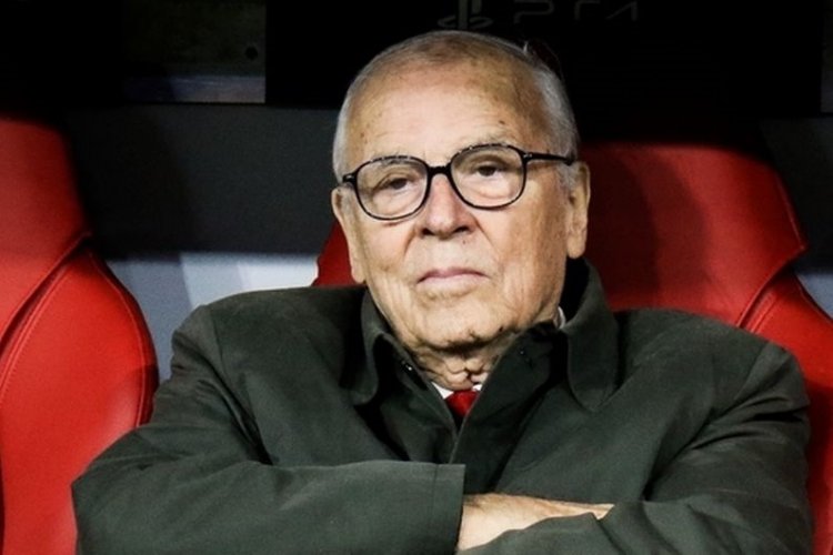 Πέθανε ο επίτιμος πρόεδρος του Ολυμπιακού και λάτρης της Μυκόνου Σάββας Θεοδωρίδης....