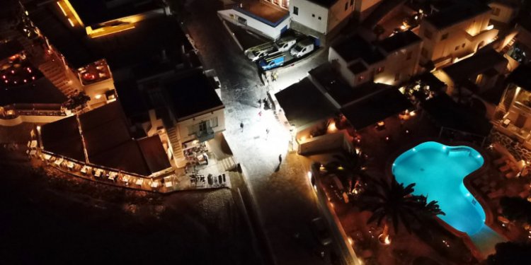 Coronavirus - Mykonos Private Party: Έκαναν πάρτι με 500 άτομα στη Φτελιά!! Συνελήφθησαν ο ενοικιαστής και ζευγάρι που «έσπασε» την καραντίνα και πήγε!!