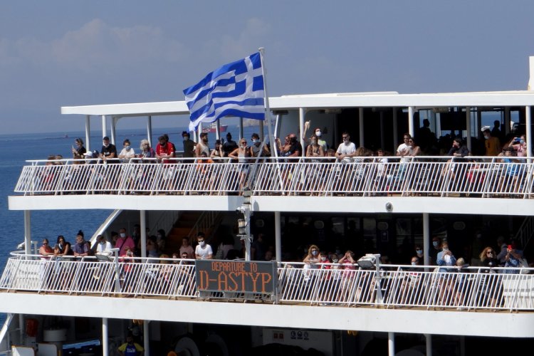 Coronavirus Pandemic: 24χρονη από τη Θεσσαλονίκη, ήξερε ότι είναι θετική στον Κορωνοϊό, πήρε το πλοίο για Σαντορίνη!!