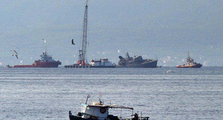 Κόπηκε στη μέση το «Καλλιστώ»!! Ρυμουλκείται στη Σαλαμίνα!! [pics]