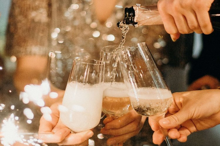 Coronavirus - Fêtes 2020: Πώς θα κάνουμε ρεβεγιόν τα Χριστούγεννα!! 6 βασικοί κανόνες!!