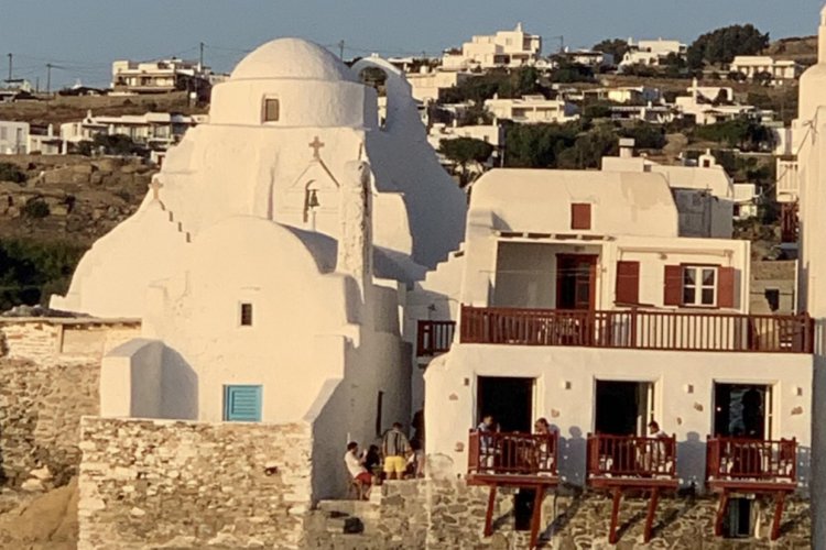Joyeuses Fêtes! Ευχές για Καλές Γιορτές από τον Πρόεδρο και το Δ.Σ του Σωματείου Ενοικιαζομένων Διαμερισμάτων και Τουριστικών καταλυμάτων Μυκόνου