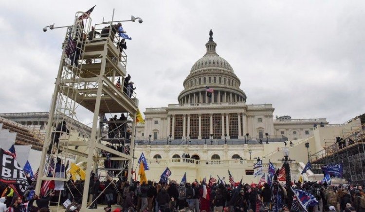 U.S. Capitol: Διαδηλωτές εισέβαλαν στην αίθουσα της Γερουσίας - Σοβαρά τραυματισμένη μία γυναίκα μετά από πυροβολισμό [Live Video]