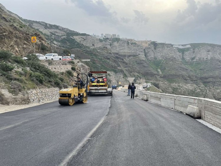 Aegean Islands - Santorini: Ολοκληρώνεται και παραδίδεται ο δρόμος προς το λιμάνι του Αθηνιού στη Σαντορίνη