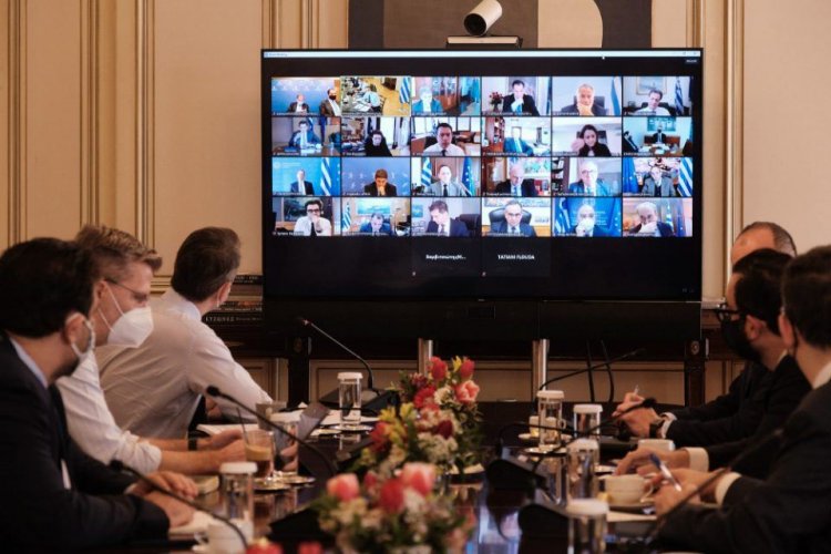 PM Mitsotakis - Cabinet Council: Τα 11 μέτρα για την αντιμετώπιση των συνεπειών της πανδημίας - Τι ειπώθηκε για τηλεργασία, εμβολιασμούς και συνεπιμέλεια