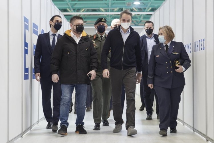 PM Mitsotakis: Εμβόλιο όλοι οι άνω των 60 μέχρι τα μέσα Μαΐου, ανήγγειλε ο Πρωθυπουργός από το mega εμβολιαστικό