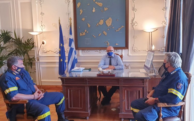Aegean Islands: Επίσκεψη του Συντονιστή Επιχειρήσεων Πυροσβεστικών Υπηρεσιών Νοτίου - Βορείου Αιγαίου στον Χωρικό Αντιπεριφερειάρχη Κυκλάδων