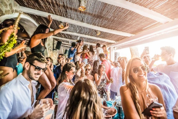 Lifting Restrictions:: Στις 7 ανακοινώσεις από Κικίλια και Χαρδαλιά - «Ελευθερώνεται» η διασκέδαση – Επιστρέφει η μουσική