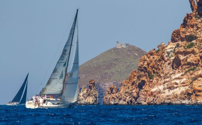 AEGEAN 600: Το εντυπωσιακό πέρασμα Μύκονου – Δήλου «μαγνήτισε» τους ξένους ιστιοπλόους