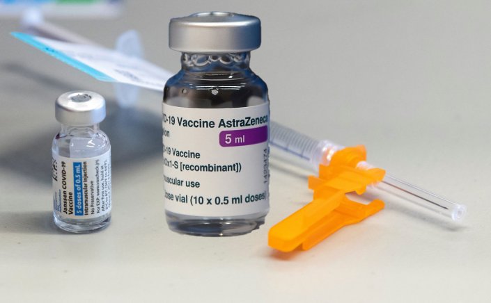 Vaccination: AstraZeneca - J&J μελετούν τροποποίηση των εμβολίων για αντιμετώπιση των θρομβώσεων