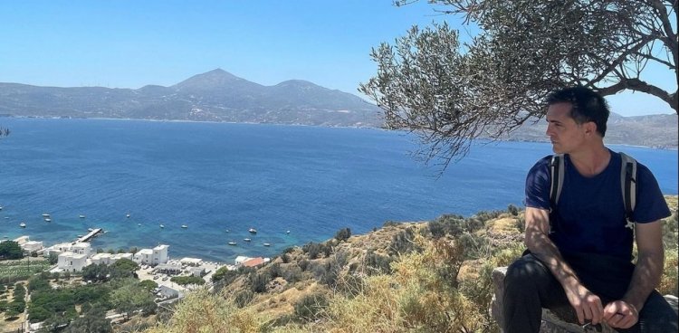 Ancient Theatre of Milos: Ο Pedro Alonso του «La Casa de Papel» απαγγέλλει στο αρχαίο θέατρο της Μήλου [video]