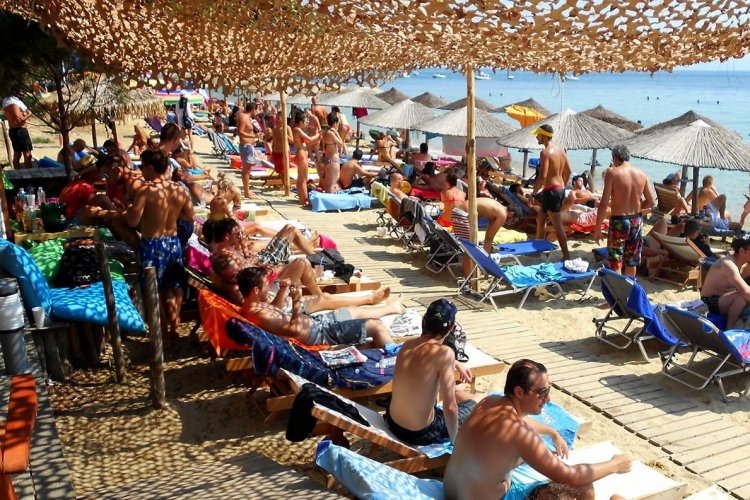 Coronavirus: Ο κίνδυνος της…. ξαπλώστρας, το άνοιξε - κλείσε της Μυκόνου και ο δύσκολος Σεπτέμβριος