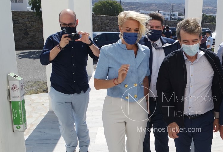 MP Katerina Mpnogiou: Η Κατερίνα Μονογυιού υποδέχτηκε στη γενέτειρα της την Μύκονο τον Υπουργό Προστασίας του Πολίτη και τον Αρχηγό της ΕΑΣ