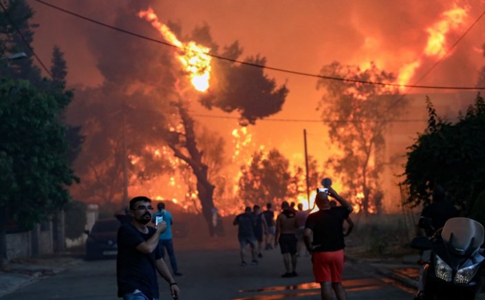 Fire in Greece: Πύρινη κόλαση για τη Βαρυμπόμπη: Τριπλό μέτωπο φωτιάς σε Ολυμπιακό Χωριό, Τατόι, Θρακομακεδόνες