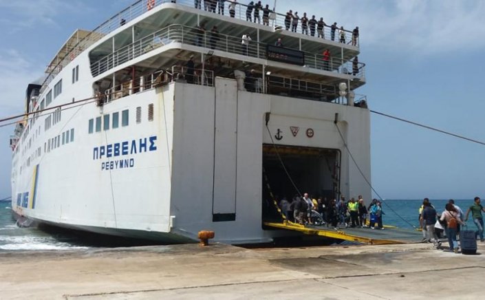 Ferry routes : Το πλοίο «Πρέβελης» προσέκρουσε στο λιμάνι της Ανάφης