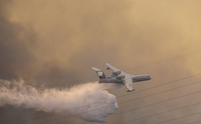 Wildfires: Ισχυρές επίγειες και εναέριες πυροσβεστικές δυνάμεις επιχειρούν σε Γορτυνία και Αρχαία Ολυμπία