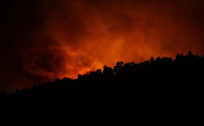 Wildfires: Δείτε LIVE εικόνα από δορυφόρο!! Δύσκολη νύχτα για Βίλια και Κερατέα!! Μάχη να μην καούν και άλλα σπίτια!!