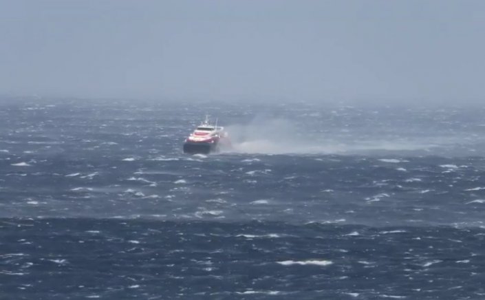 Ferry Routes: Μάχη με ένταση ανέμου 9 bf μεταξύ Τήνου - Μυκόνου δίνει το Flying Cat 3 [Video]