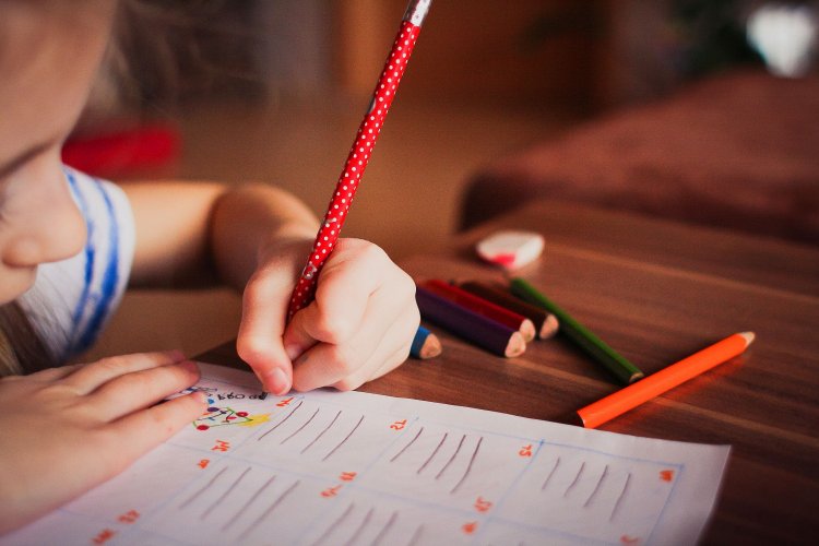 World Left-Handed Day: 13 Αυγούστου η Παγκόσμια Ημέρα Αριστερόχειρων!! Η απαγορευμένη ιστορία της αριστεροχειρίας!!