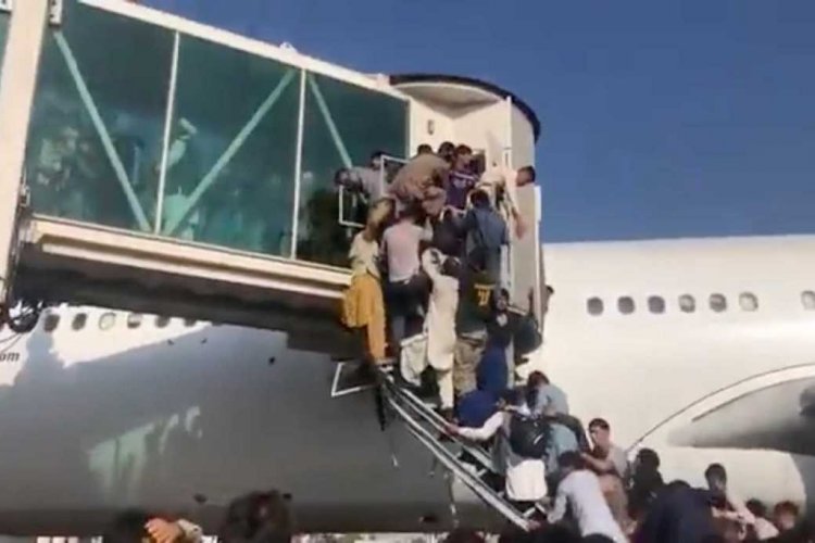 Afghanistan conflict: Σκηνές χάους στο αεροδρόμιο της Καμπούλ!! Κορίτσι ποδοπατήθηκε από το πλήθος!!