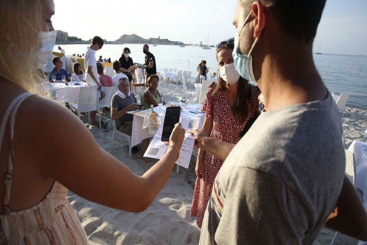 Covid curbs: Ψυχρολουσία!! Προσεχώς επιστροφή της χρήσης μάσκας παντού!! Νέα μέτρα σε Καφέ, Μπαρ και Εστιατόρια για ανεμβολίαστους!!