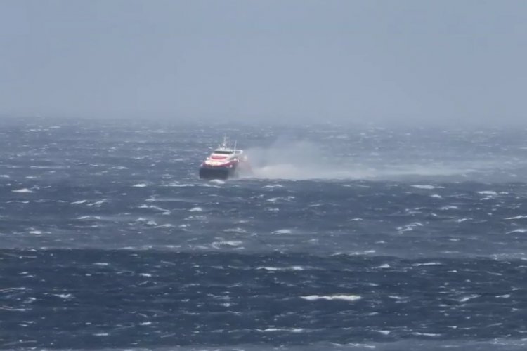 Ferry Routes: Μάχη με ένταση ανέμου 9 bf μεταξύ Τήνου - Μυκόνου δίνει το Flying Cat 3 [Video]