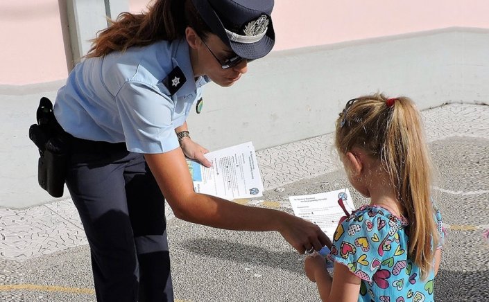 Traffic Education & Road Safety: Ενημερωτικά φυλλάδια θα μοιράσουν ένστολοι της ΕΛ.ΑΣ. σε σχολεία της Μυκόνου