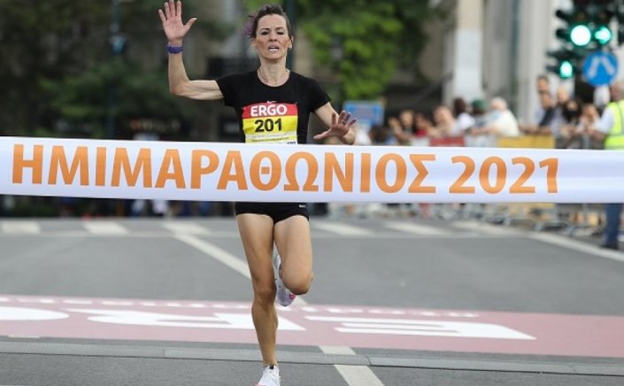 Athens half Marathon 2021: Η αθλήτρια του Α.Ο. Μυκόνου Κατερίνα Ασημακοπούλου πρωταθλήτρια Ελλάδας στον Ημιμαραθώνιο Αθήνας