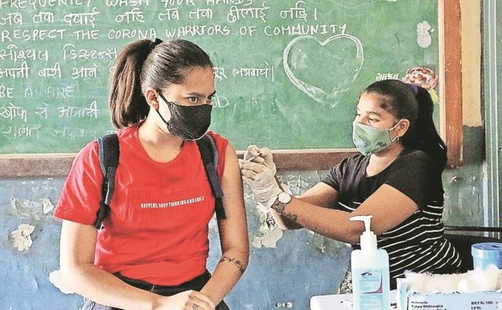 Vaccination: Καλούνται και οι Εκπαιδευτικοί για τρίτη αναμνηστική δόση εμβολίου