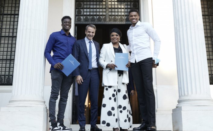 PM Mitsotakis - Μητσοτάκης στους Αντετοκούνμπο: Στο πρόσωπό σας αντικατοπτρίζεται η Ελλάδα που θέλουμε