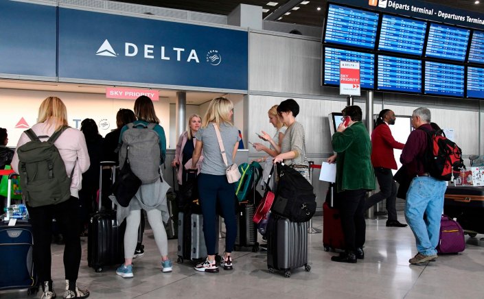 US to end travel bans: Οι ΗΠΑ επιτρέπουν την είσοδο  ξένων επισκεπτών από 33 χώρες, εφόσον είναι πλήρως εμβολιασμένοι