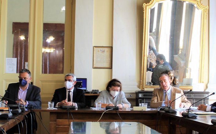 Syros: Η διάσωση των ιστορικών κτιρίων και το θέμα του Αρχαιολογικού Μουσείου, κυριάρχησαν στην συνάντηση Λειβαδάρα - Μενδώνη