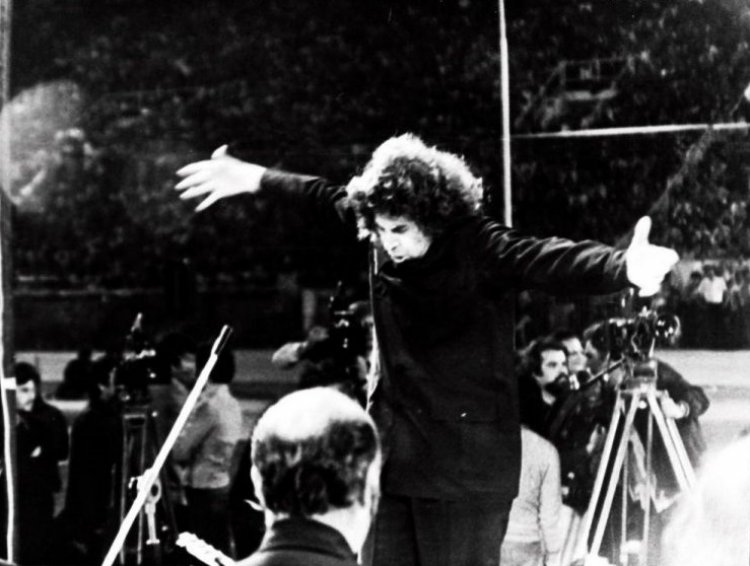 Mikis Theodorakis: Όλος μια τεντωμένη χορδή, αέναα παλλόμενη, αδιάκοπα ανταποκρινόμενη και στο πιο ανεπαίσθητο νεύμα της Ιστορίας, σε κάθε νεύμα της Ιστορίας, σε κάθε νεύμα από το 'μέσα' του κόσμου "Γιάννης Ρίτσος"