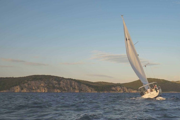 Santorini: Μηχανική βλάβη σε ιστιοφόρο στην θαλάσσια περιοχή της Περίσσας στην Σαντορίνη