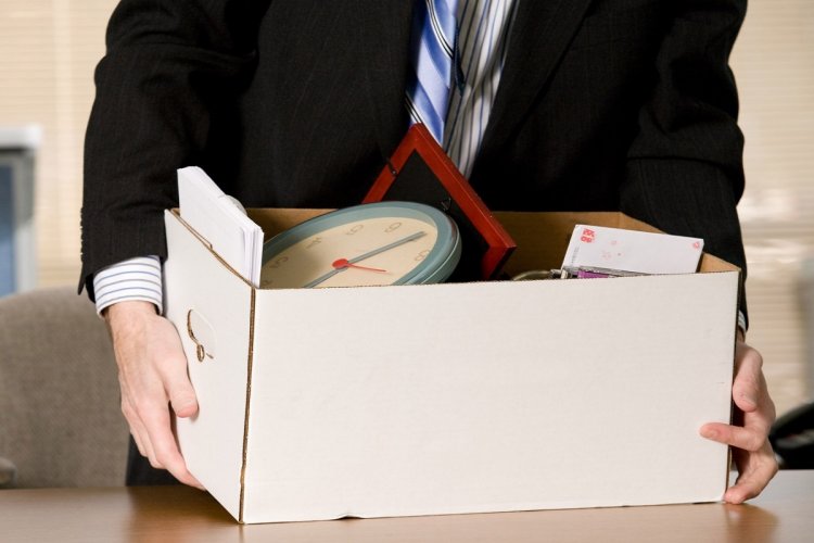 Laying off employees: Πότε θεωρούνται άκυρες oi Απολύσεις και πότε προβλέπεται Τριπλή Αποζημίωση